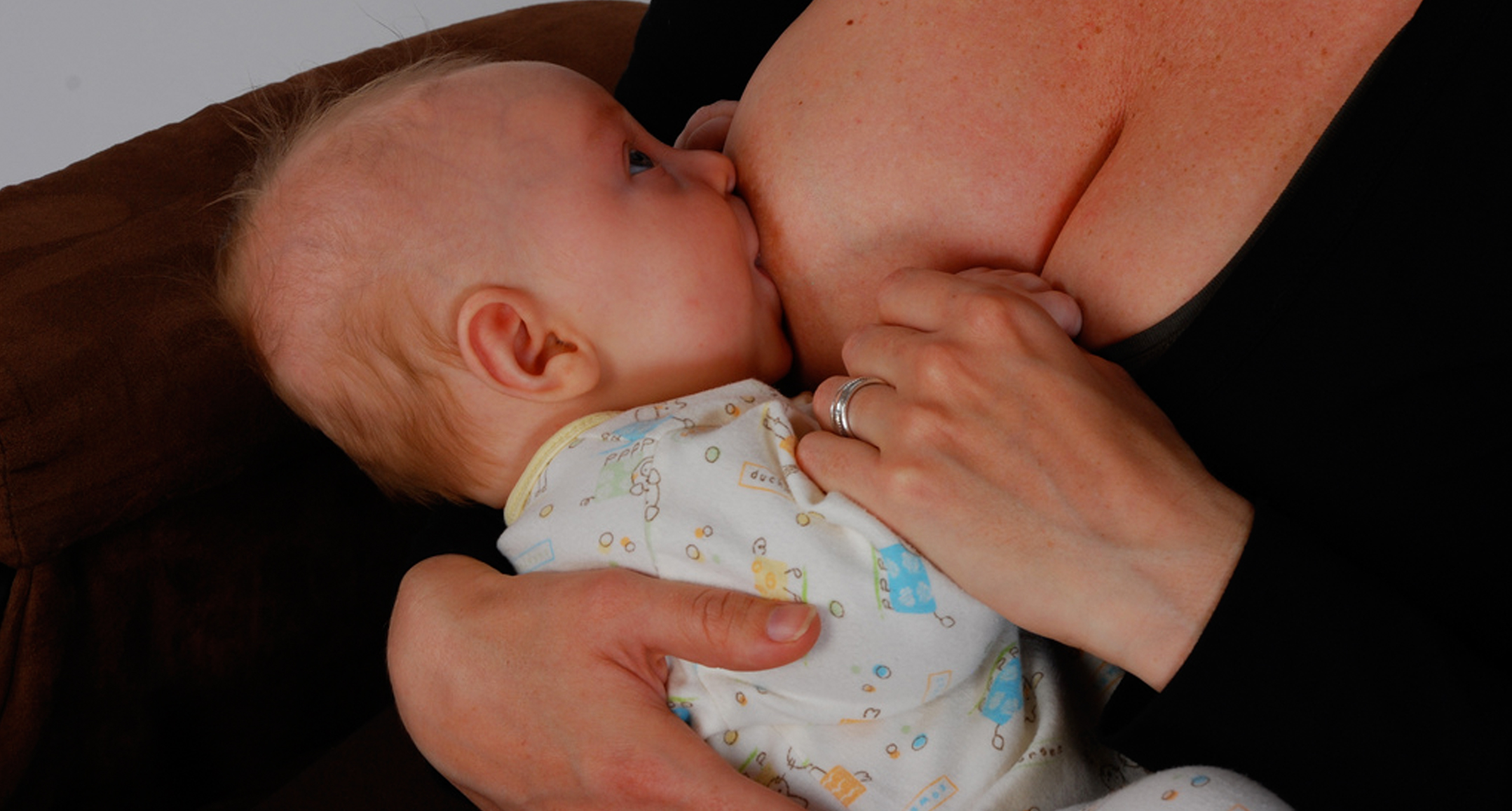 La leche materna favorece la implantación de la microbiota intestinal del  bebé